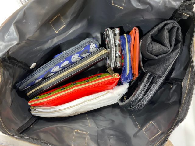 リラックマfeat.KiU撥水BIGピクニックバッグにポーチを入れたところ