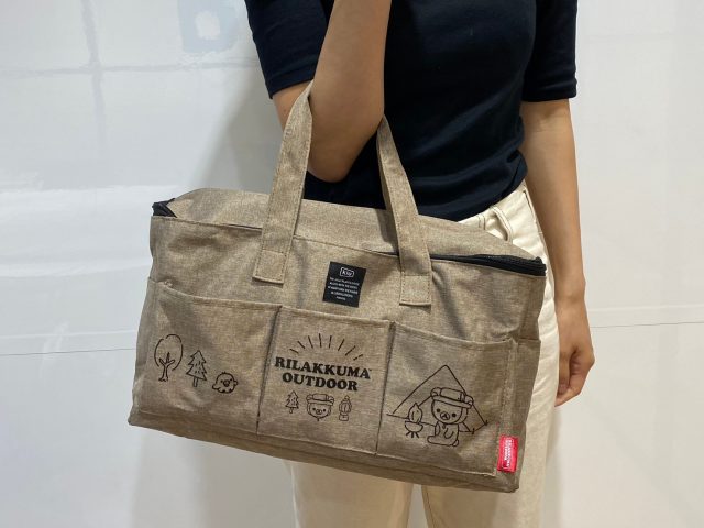 リラックマfeat.KiU撥水BIGピクニックバッグを持った女性