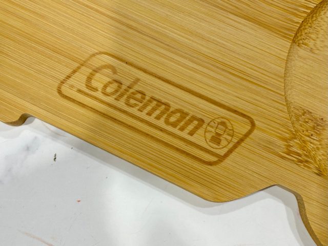 Coleman ランタン型カッティングボードのブランドロゴ