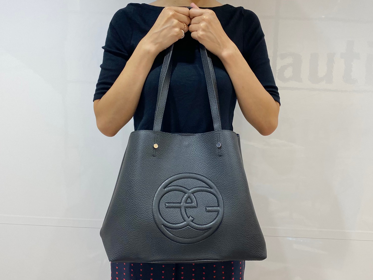 『egロゴトートバッグ』のシルエットを変えた画像