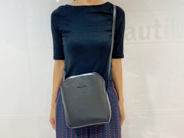 スクエアショルダーバッグ使用正面