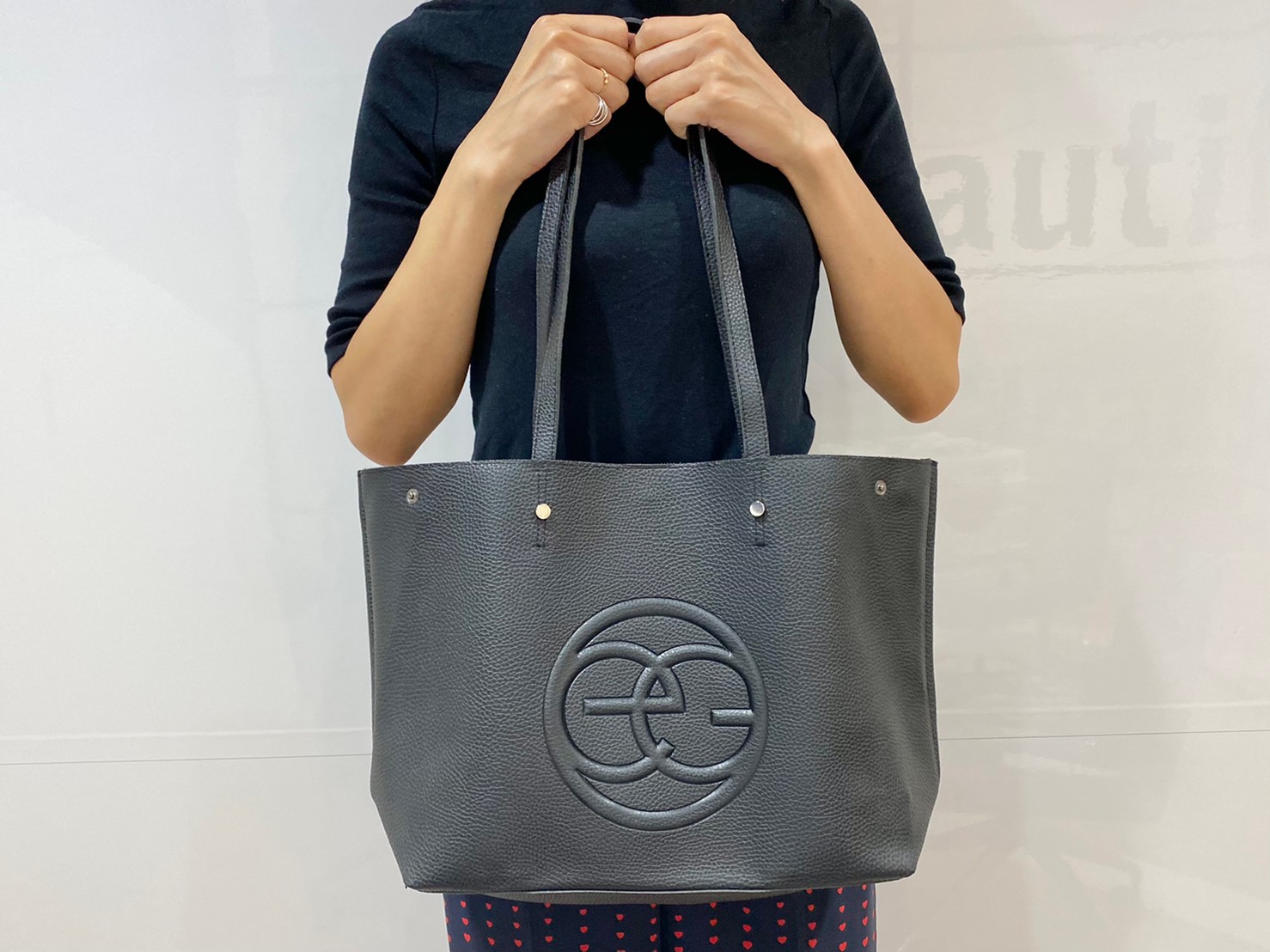 『egロゴトートバッグ』を持った画像