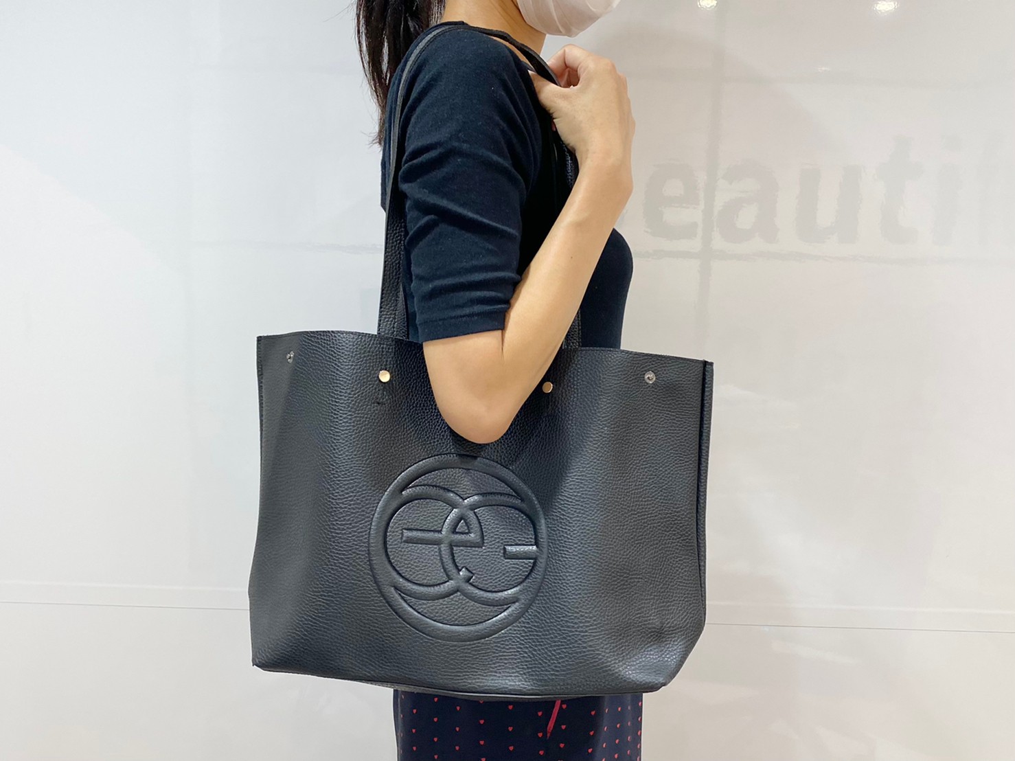 『egロゴトートバッグ』を肩掛けした画像