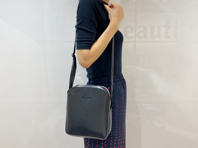 スクエアショルダーバッグ使用横