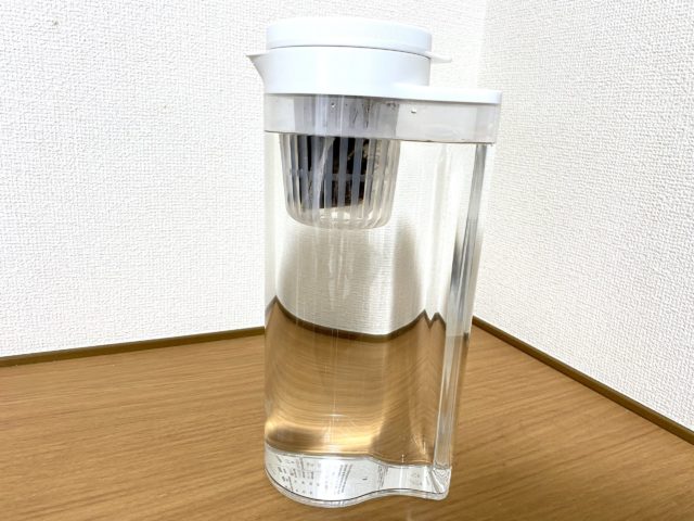 水を入れた冷水筒
