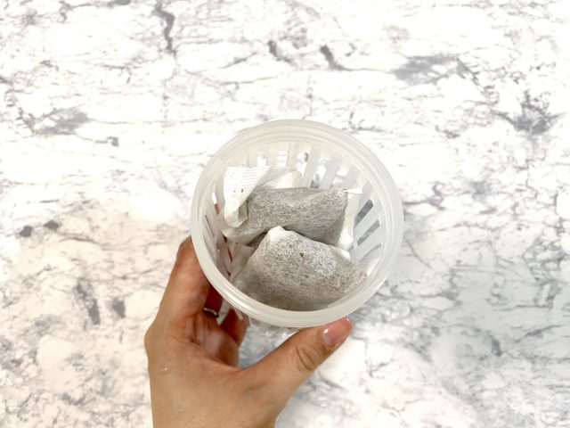 お茶パックを入れる