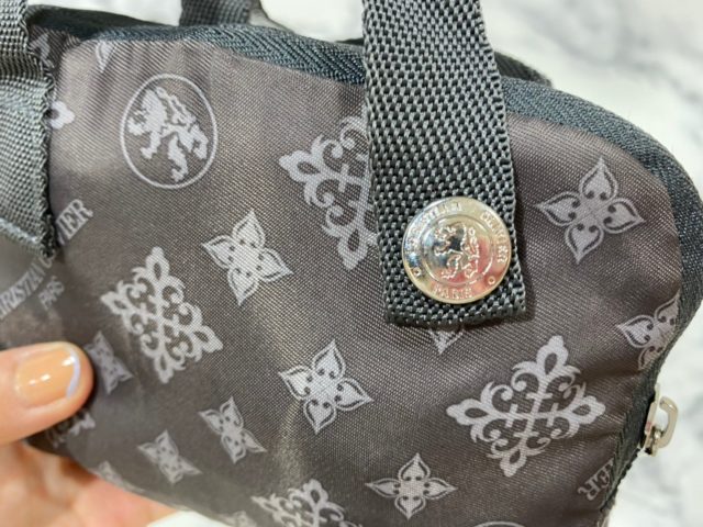 CHRISTIAN OLIVIER PARIS 小さくたためる保冷バッグのロゴ入りボタン