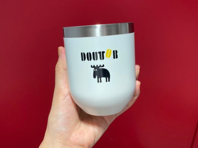 DOUTOR×mozの真空断熱タンブラー（ホワイト）を持ったところ