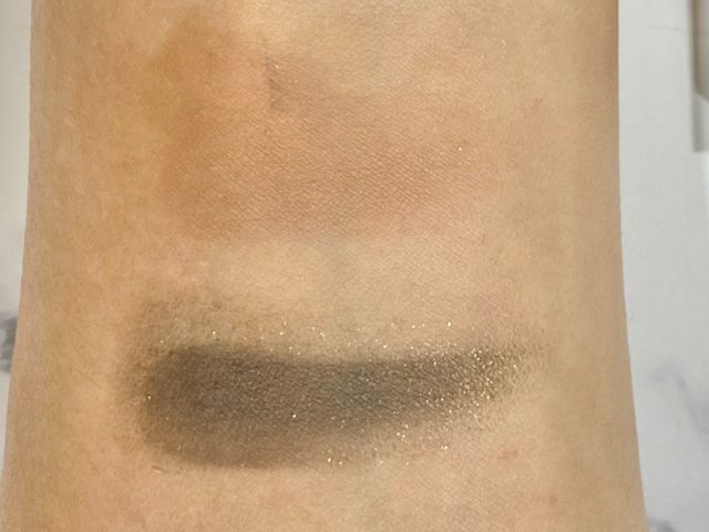 EMODAアイシャドウベージュカーキアップ