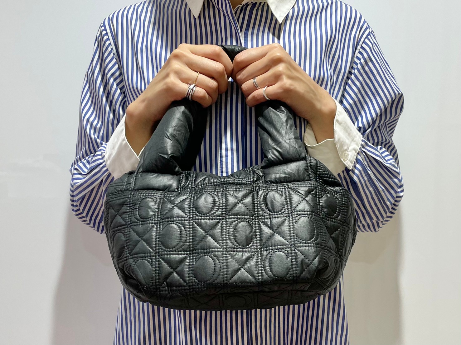 ラウンドバッグを持った画像