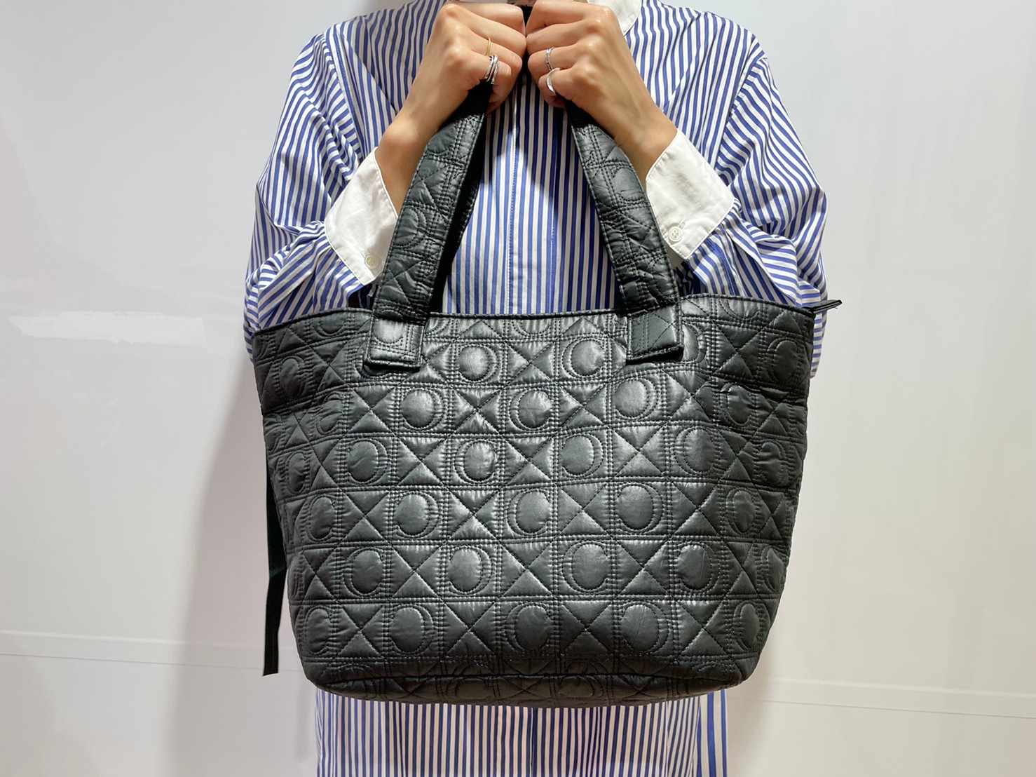 2WAY キルティングバッグを持った画像
