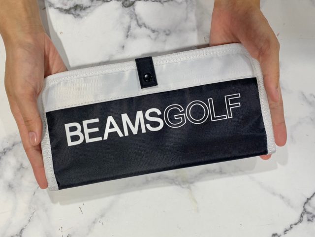 BEAMSのマスクも入るゴルフグローブケースを持ったところ