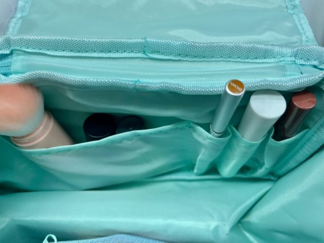 SNOOPY スクールバスのマルチポーチ、仕切りにブラシやコスメを入れたところ