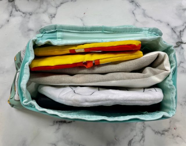 SNOOPY スクールバスのマルチポーチに布を入れたところ