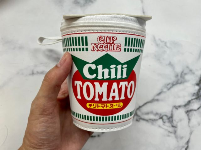 チリトマトヌードルポーチを持ったところ
