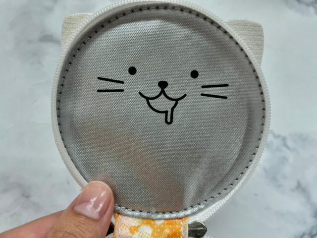 チリトマトヌードルポーチ･蓋の裏に描かれた猫