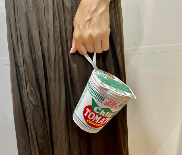 チリトマトヌードルポーチのストラップを持ったところ