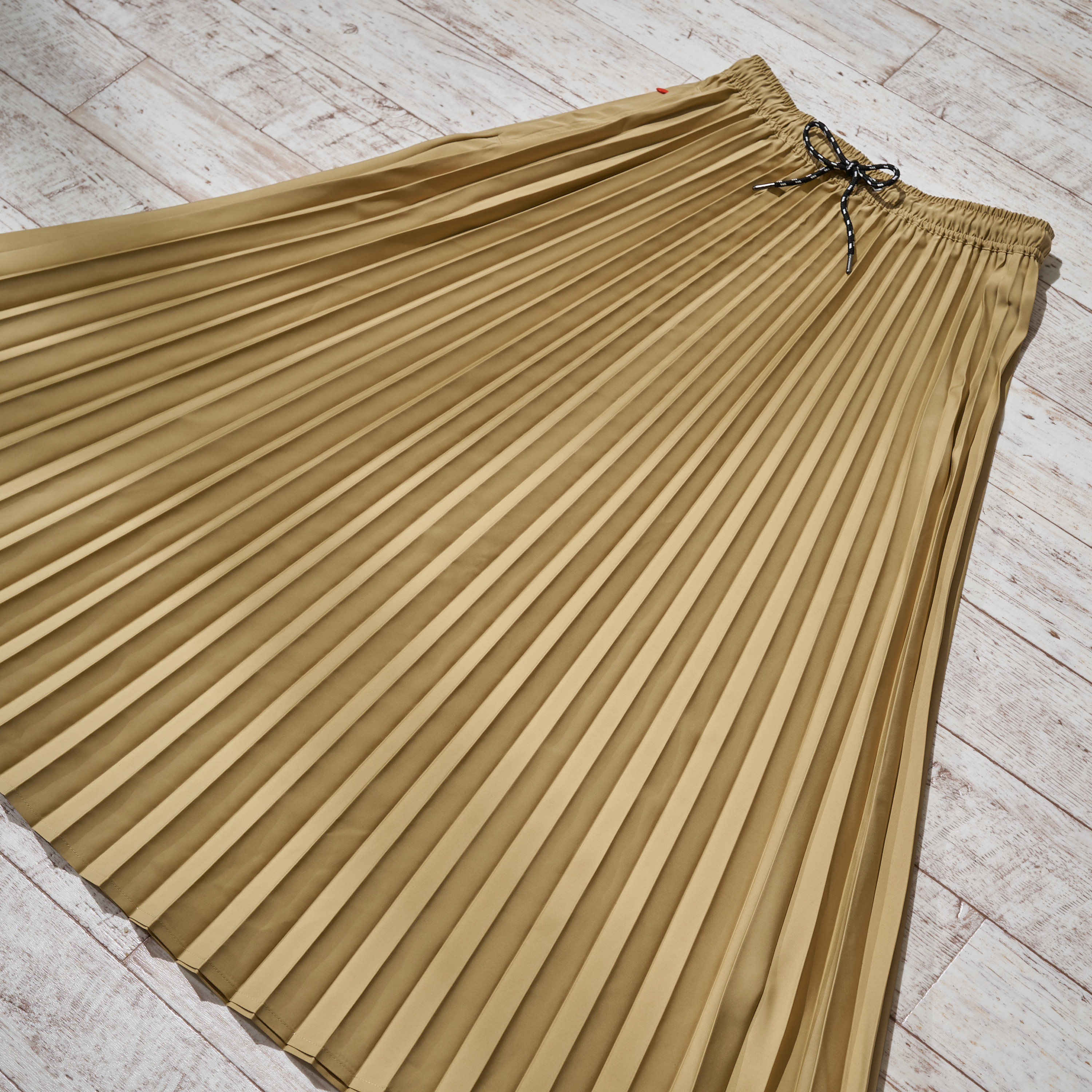 撥水ライトプリーツスカートの生地画像ベージュ