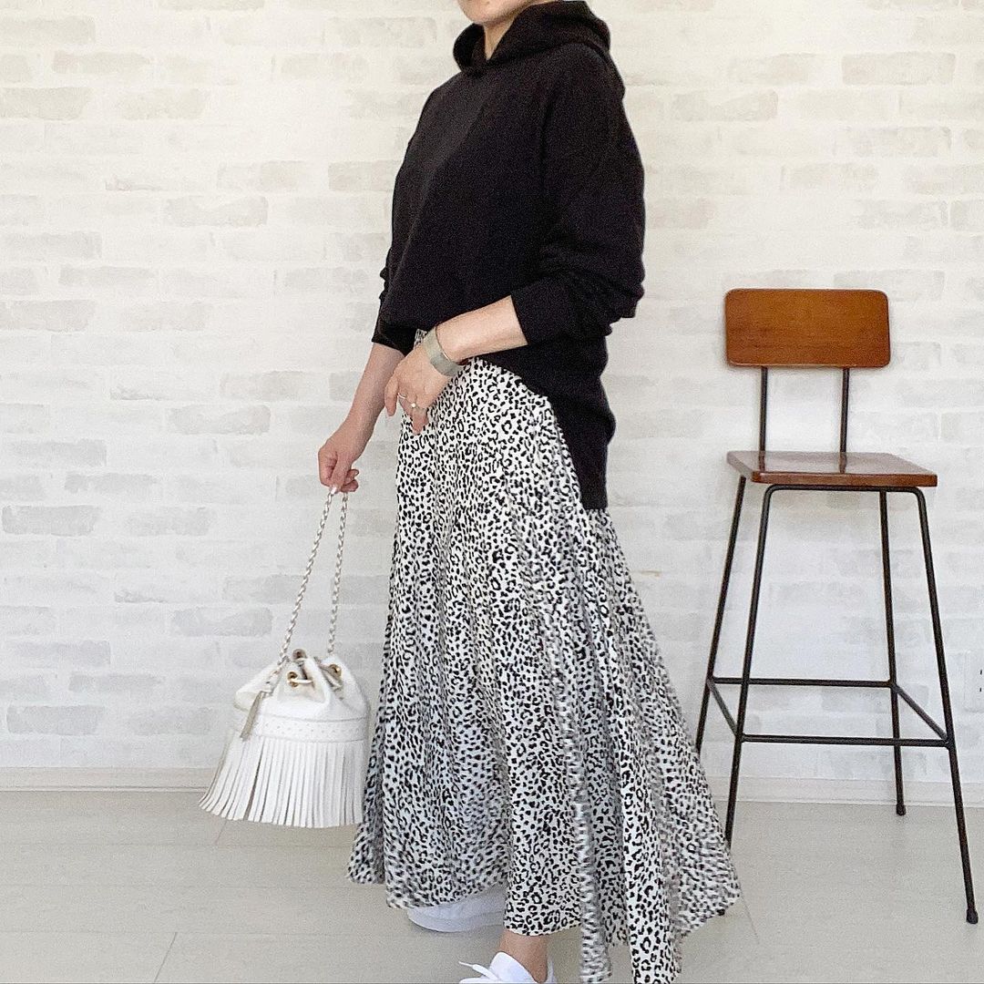 レオパード柄スカートの大人きれいめコーデ画像