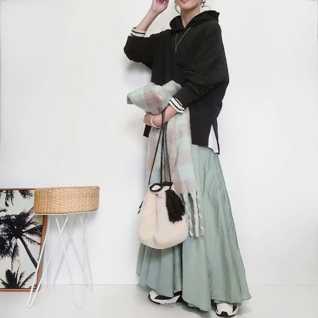 グリーンスカートのレイヤードコーデ画像