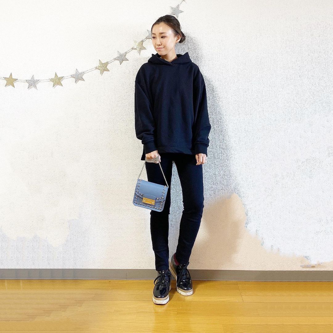 オールブラックコーデの画像