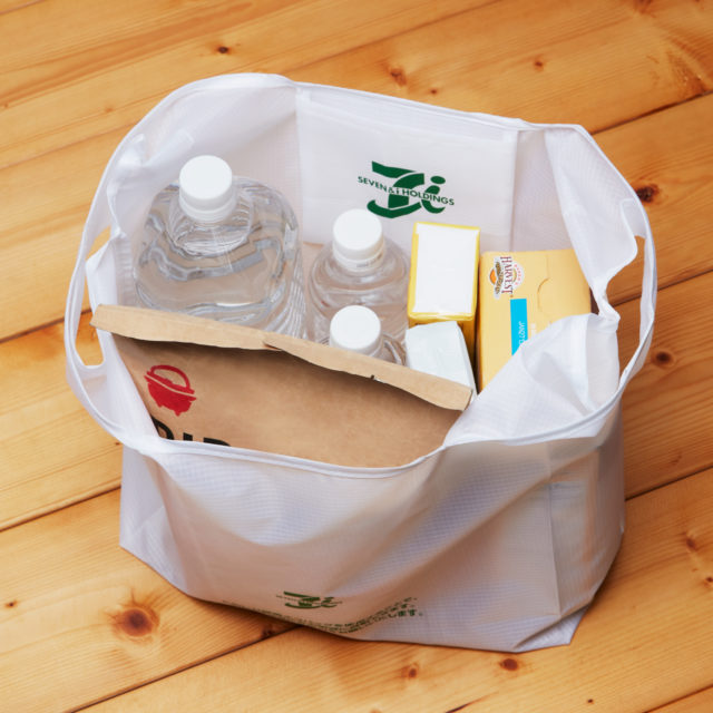 白色のエコバッグ収納力