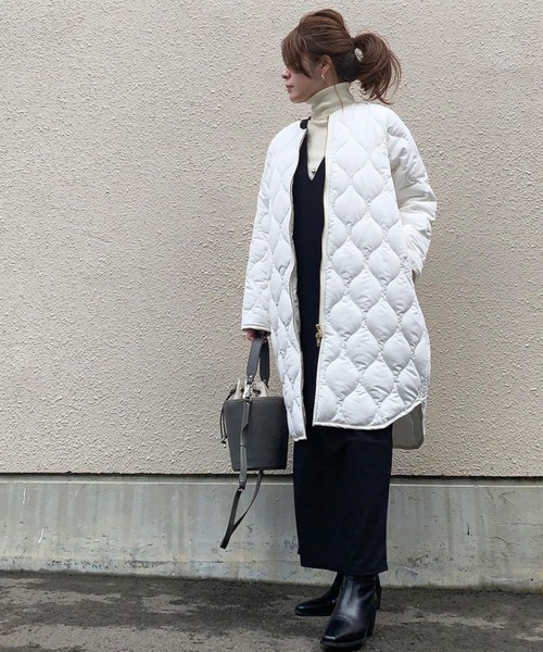 Emma Taylorの美シルエット3wayキルティングフードコートのホワイト着用画像