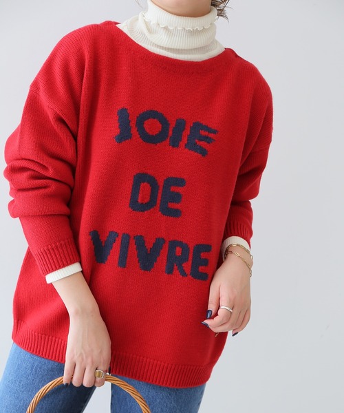 SLOBE IENAのJOIE DE VIVREロゴインターシャプルオーバーのレッドの着用画像