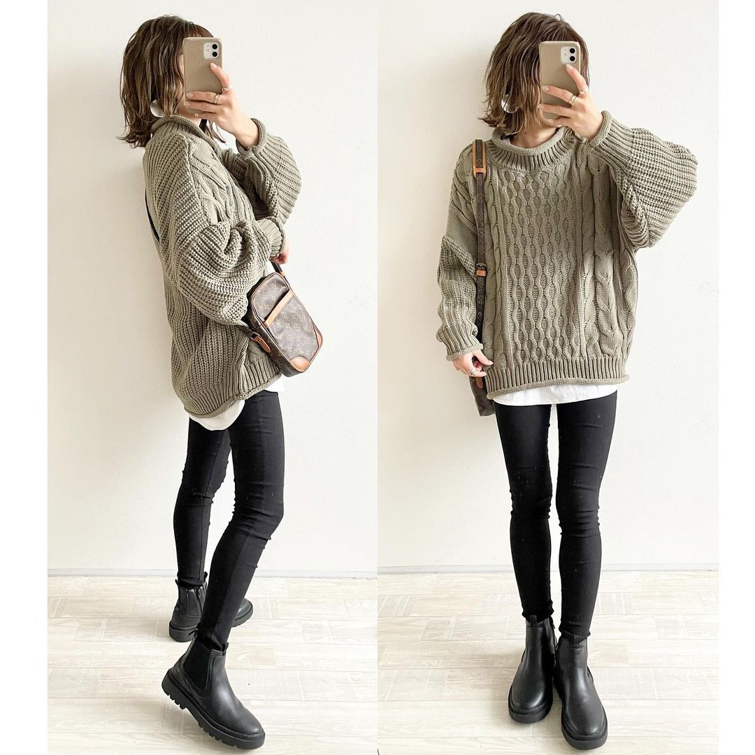 グリーンニット×白インナー×黒レギンスパンツを合わせた大人カジュアルコーデ