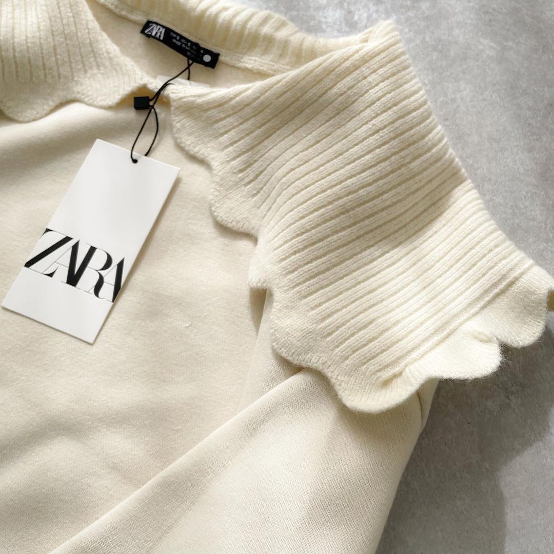 チャンキーネックラインスウェットシャツの襟部分の画像