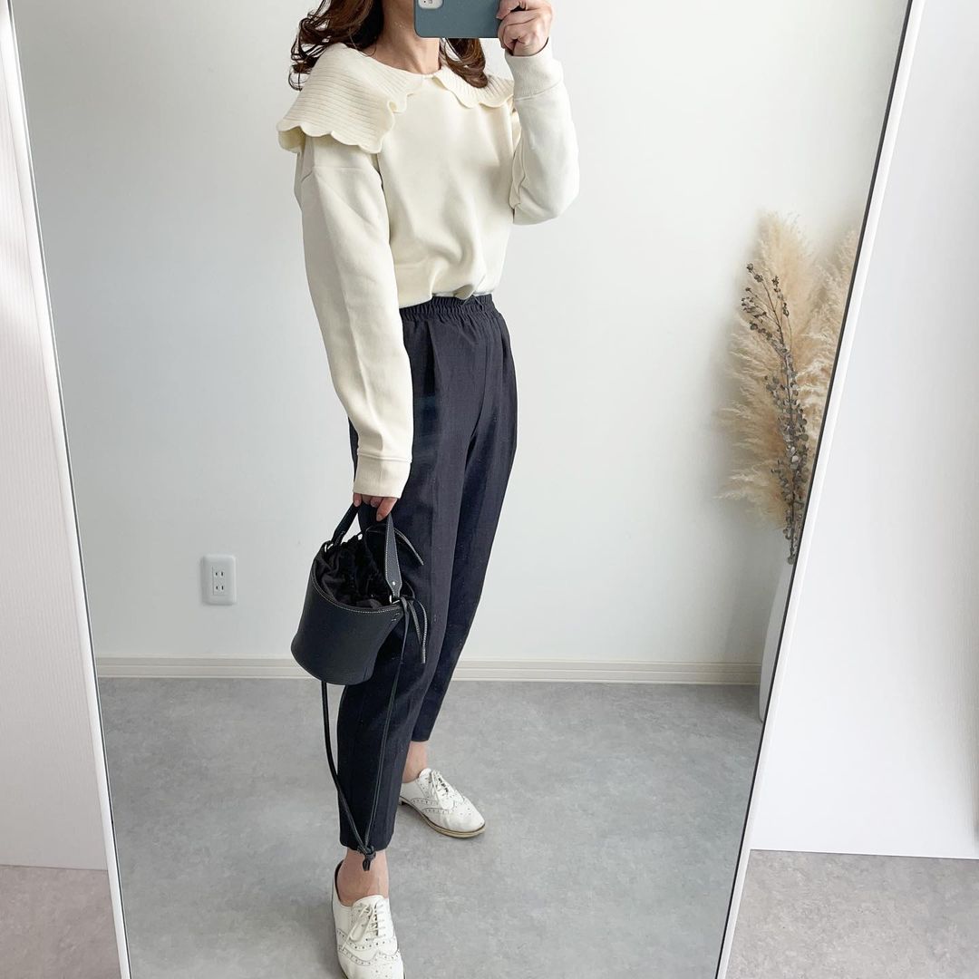 スウェットシャツ×ダークグレー パンツを合わせたきれいめカジュアルコーデ