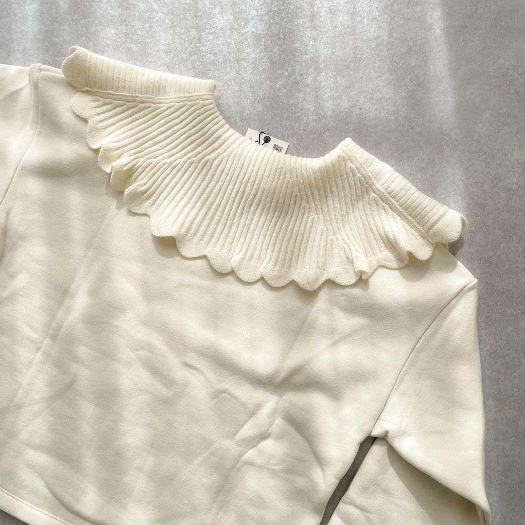 チャンキーネックラインスウェットシャツの背面の襟部分画像