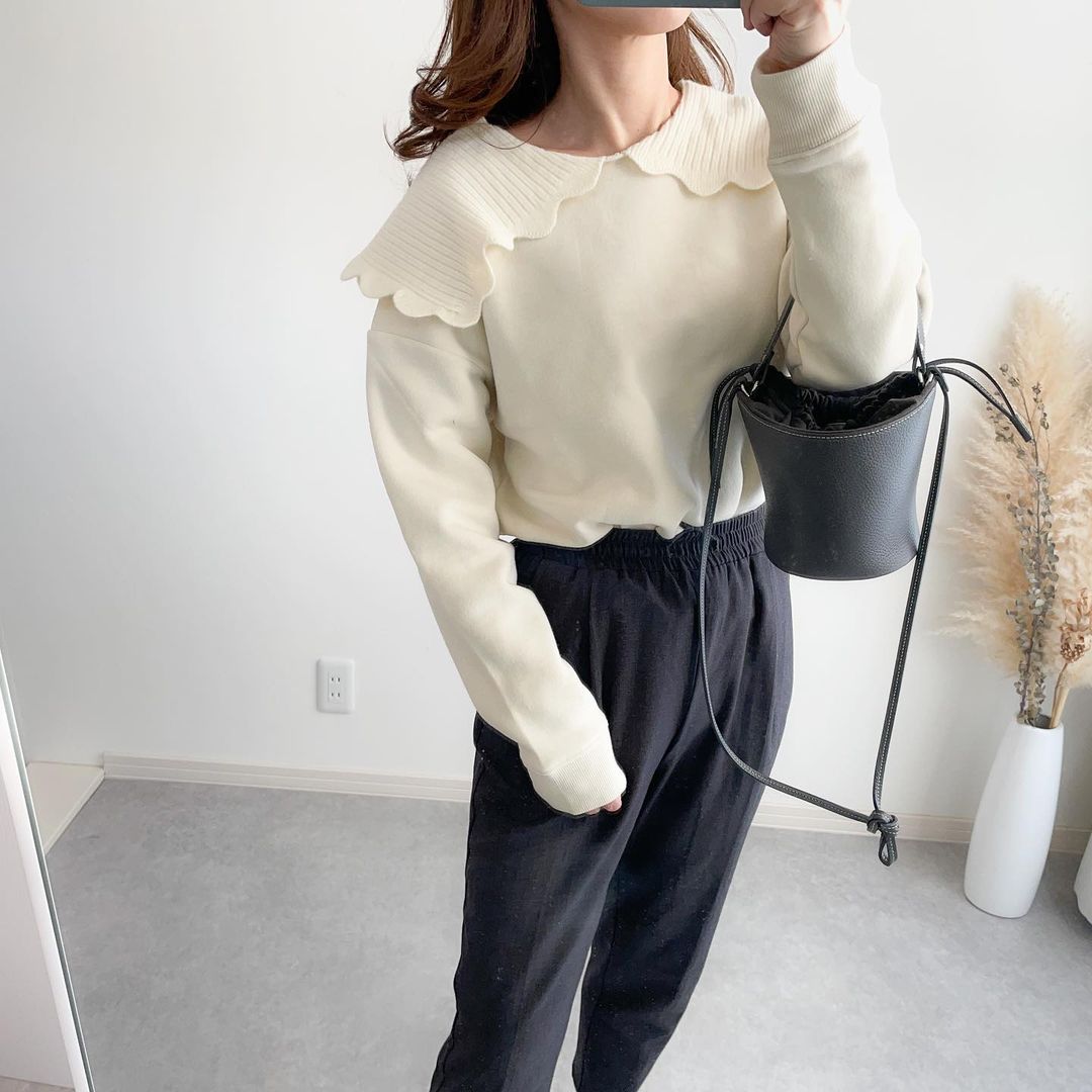 チャンキーネックラインスウェットシャツを着た画像