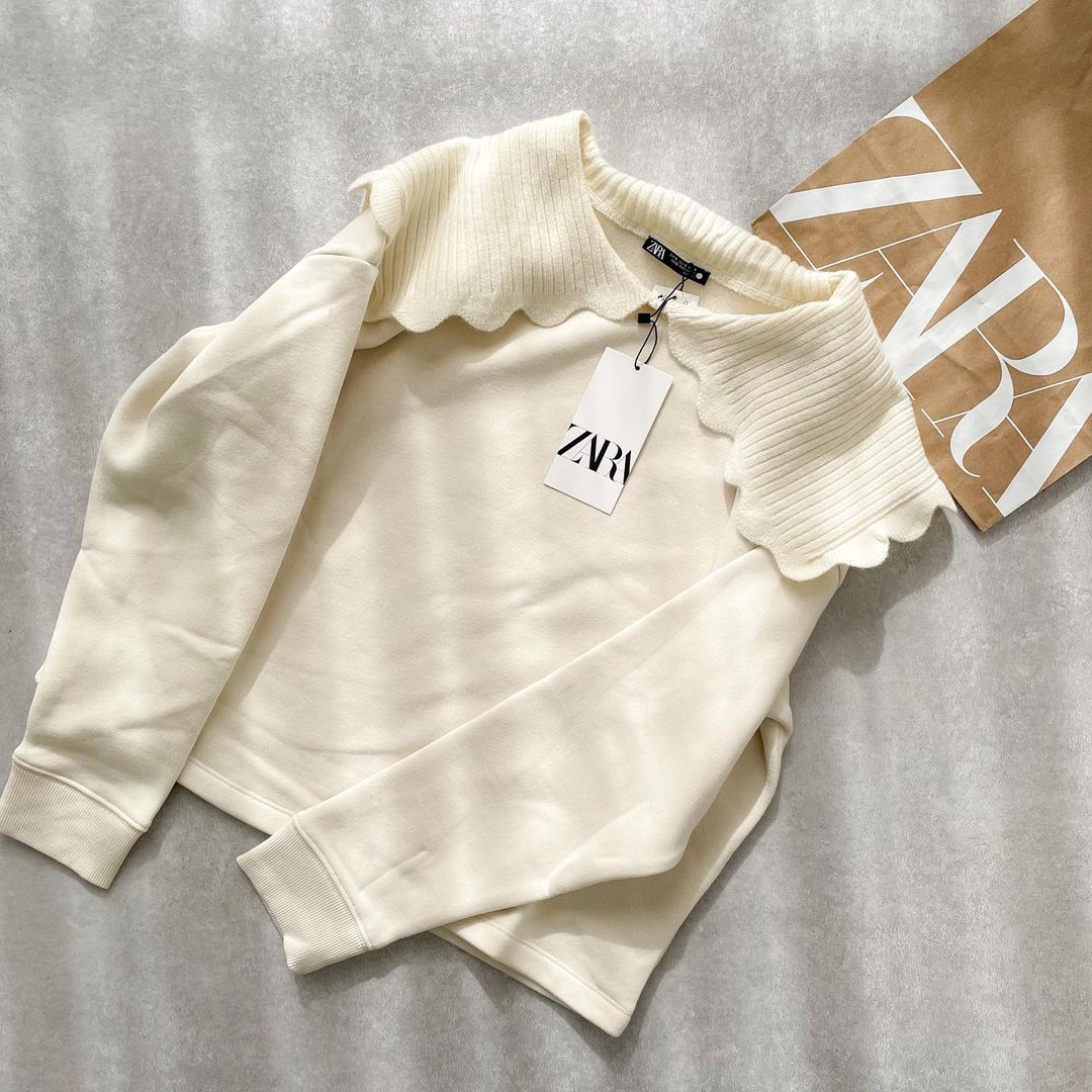 チャンキーネックラインスウェットシャツの正面画像