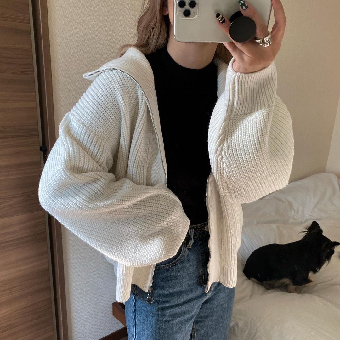 ファスナーを全開けしたニットブルゾンNT+E、オフホワイトを着た画像