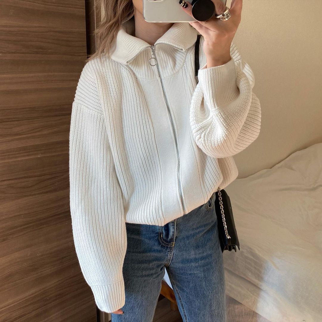 ファスナーを全閉めしたニットブルゾンNT+E、オフホワイトを着た画像