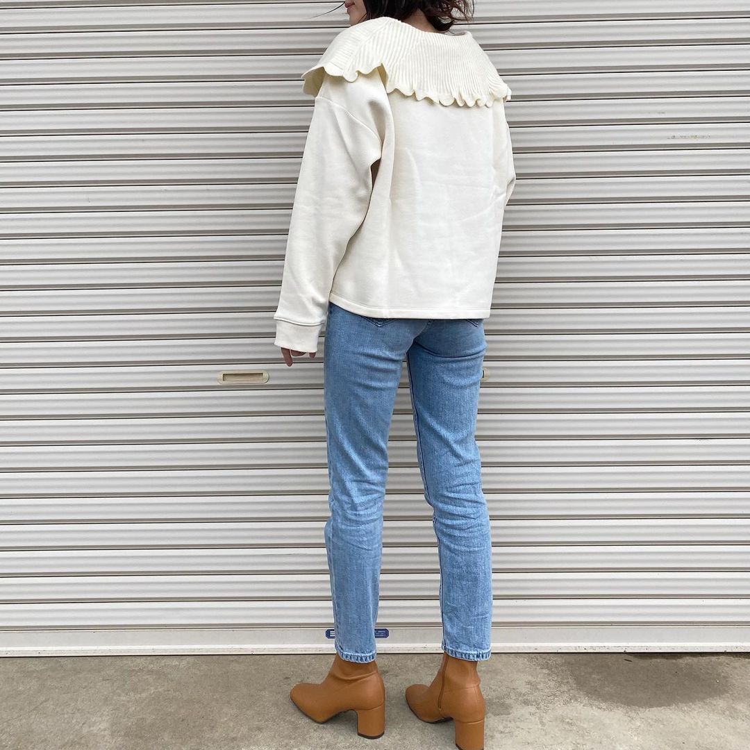 スウェットシャツ×デニムを合わせた大人カジュアルコーデ