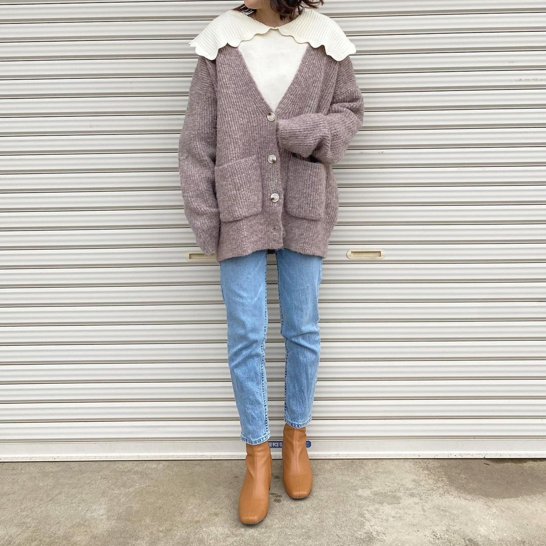 スウェットシャツ×ニットカーディガン×デニムを合わせた大人カジュアルコーデ