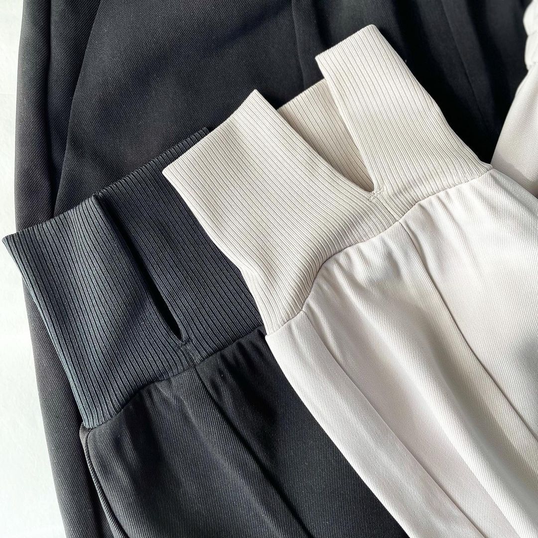 センターシームジョガーパンツQ、ライトグレーとブラックの裾部分の画像