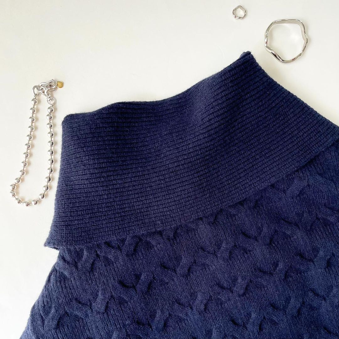 サイドスリットニットセーターの背面の襟部分画像