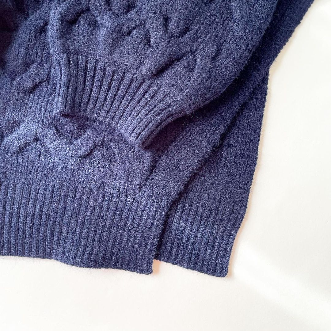 サイドスリットニットセーターの裾部分画像