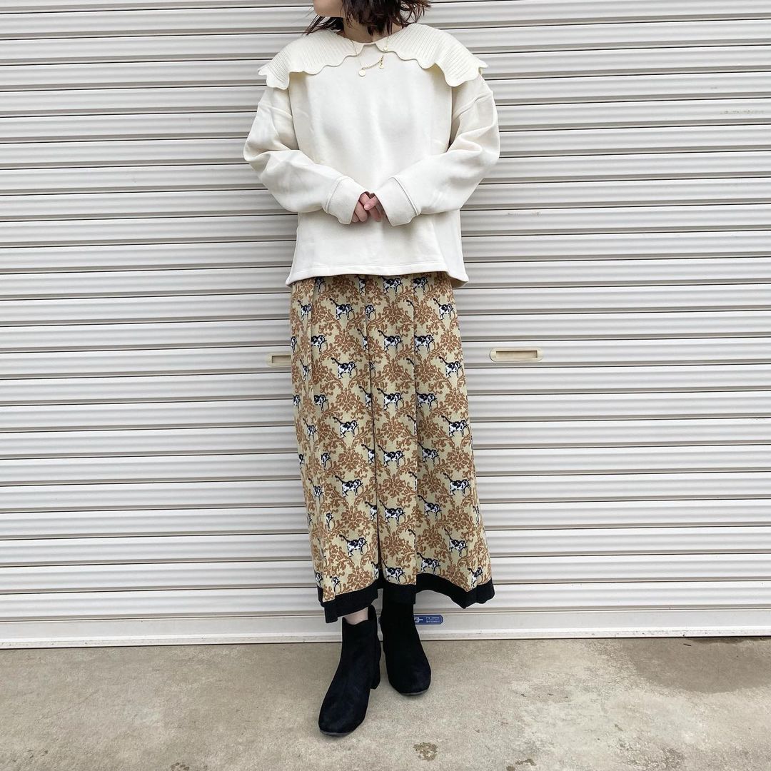 スウェットシャツ×柄スカートを合わせたきれいめカジュアルコーデ