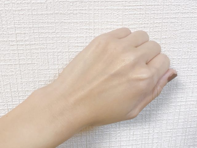 日焼け止めミルクのばす