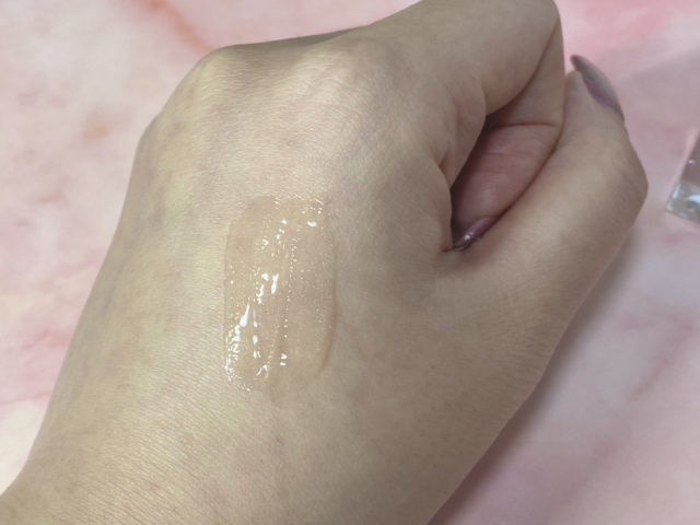 リップケアオイル02は肌なじみの良いベージュカラー