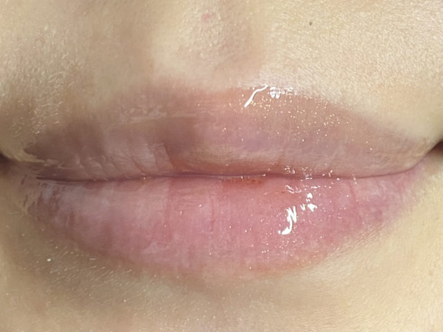 唇にリップケアオイル02を塗った状態