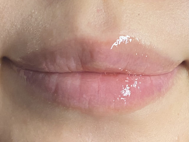 リップケアオイル03を唇に塗った状態