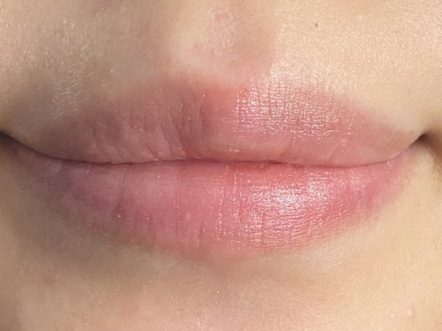 唇にリップスティック01だけを塗った状態