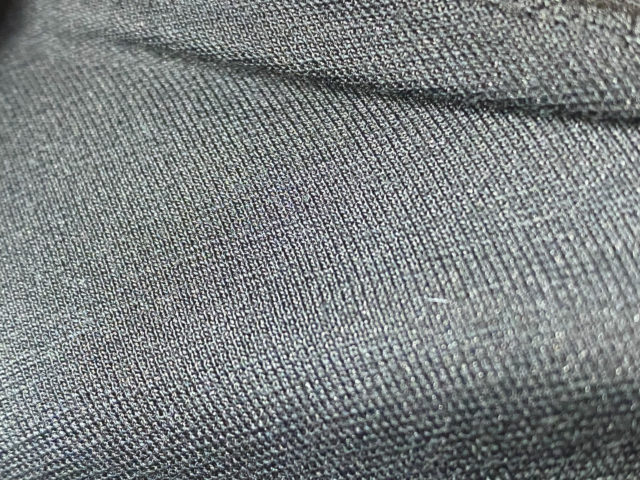 ヒートインナーの生地は伸縮性がある