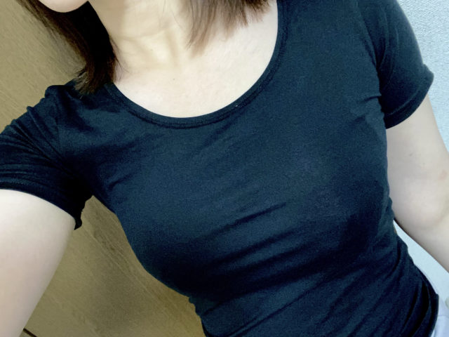 半袖タイプのヒートインナーを着用している