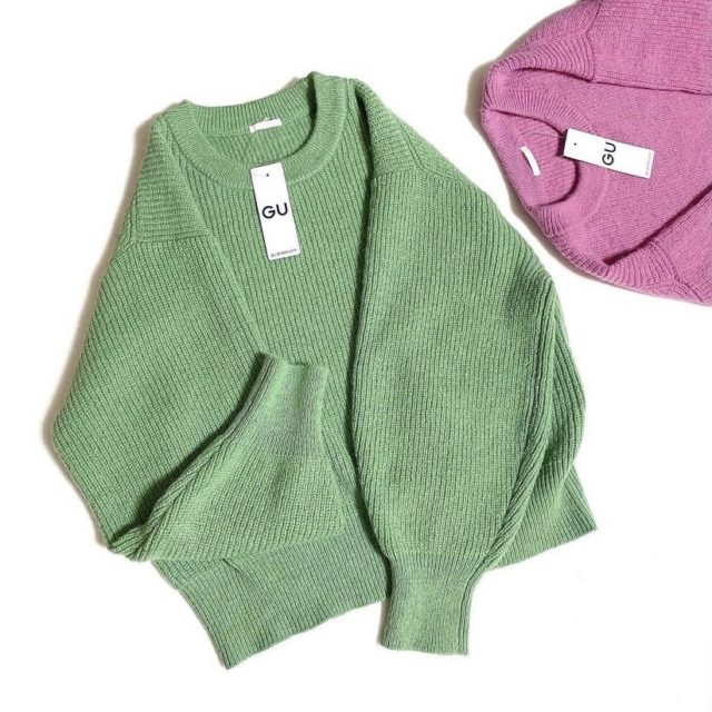 グリーンのニットとピンクのニットの物撮り